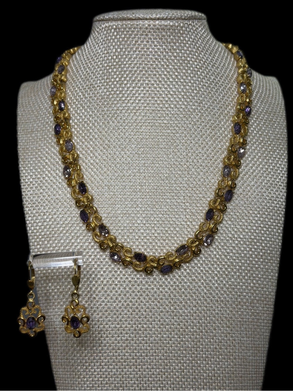Vintage signed Trifari necklace and earrings set - Picture 8 of 15